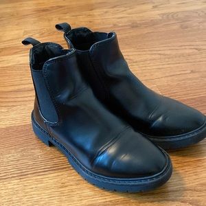 GAP Kids ankle booties in black. Girls size 2, EUC, worn once